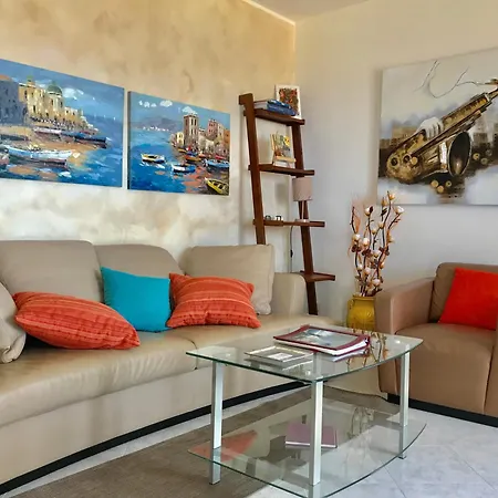 Borgonovo Penthouse 13p Semesterbostad